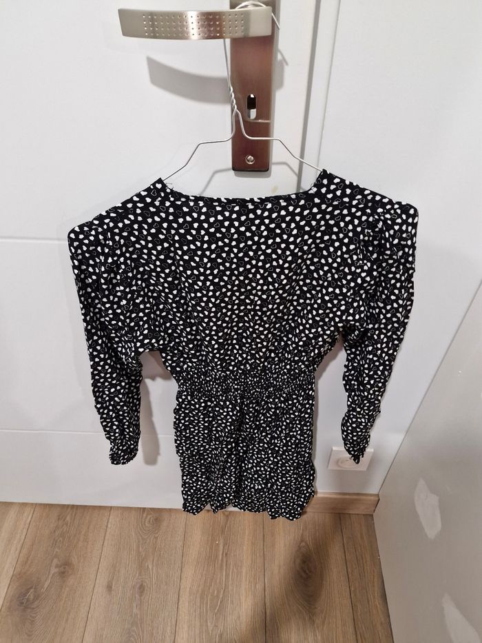Robe noire avec des coeurs - photo numéro 2