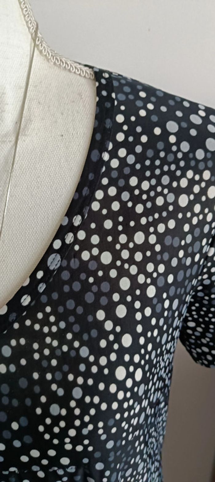 Jolie robe noire à pois et cœurs gris et blancs - photo numéro 2
