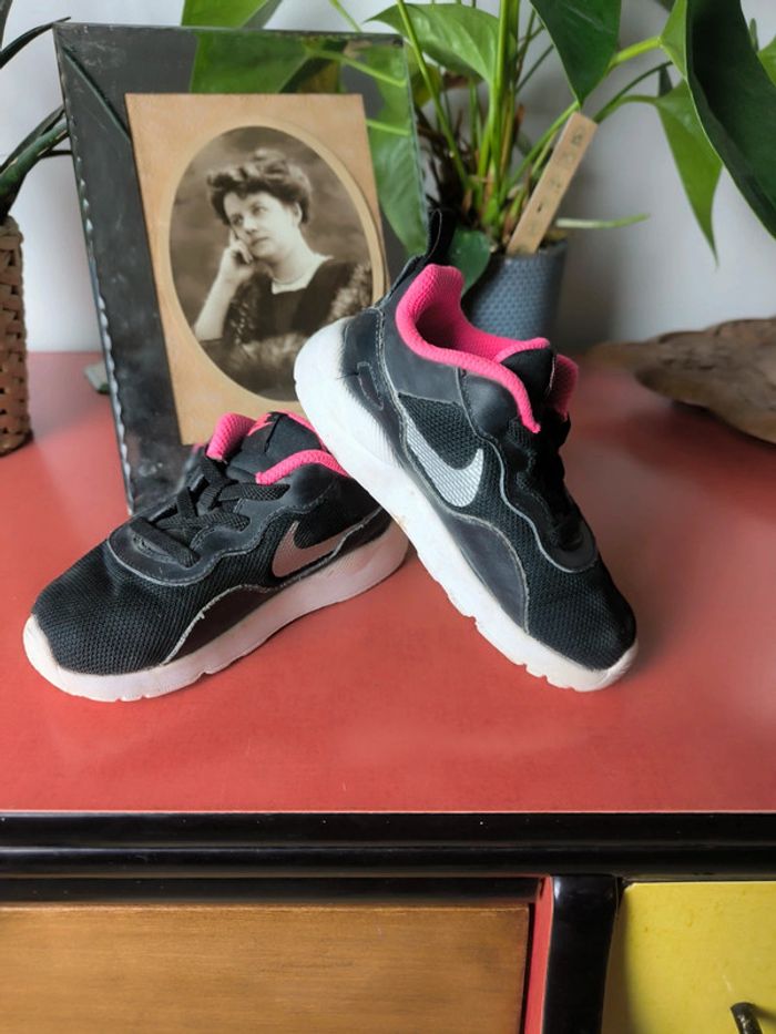 Basket Nike noir et rose