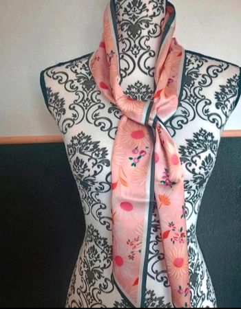 🌸 Magnifique foulard effet satiné fleuri – couleurs douces & élégantes ! 🌸