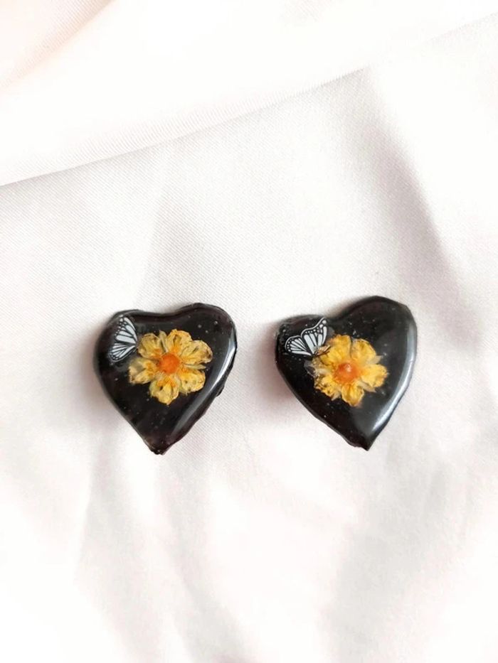 Boucle d'oreille a clip cœur noir avec fleurs jaunes