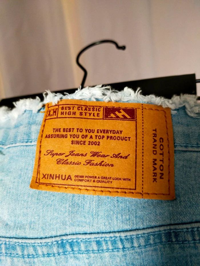 Short en jean délavé taille basse Xinhua – effet effiloché – Taille estimée S - photo numéro 3