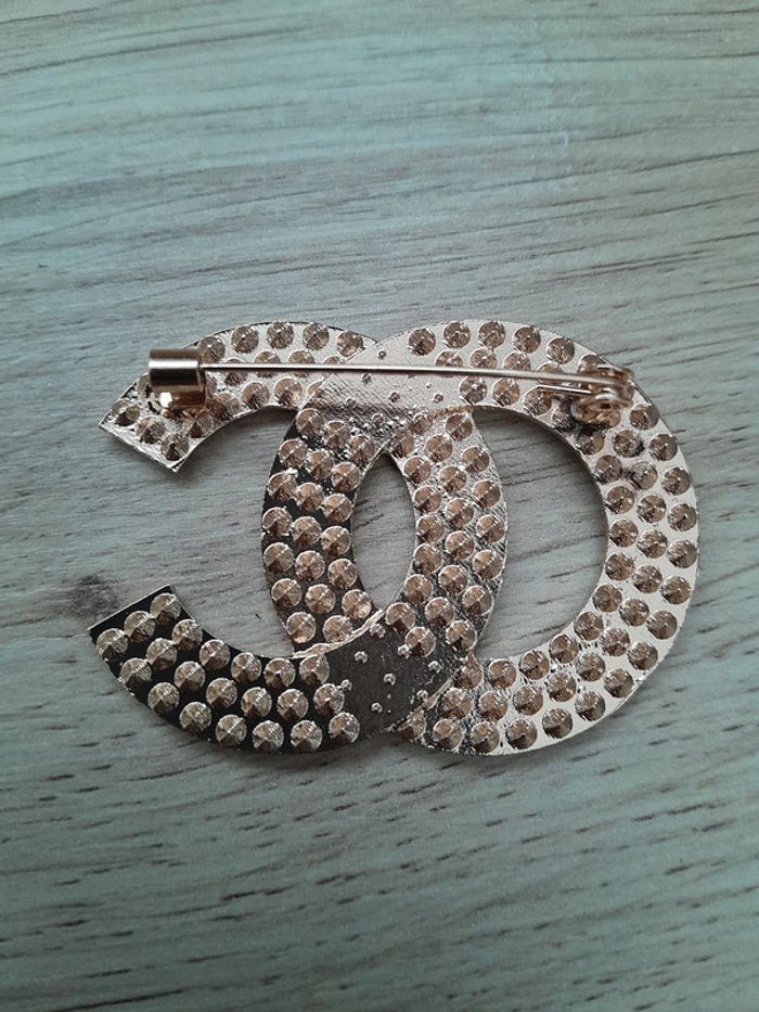 Broche OC, dorée avec strass - photo numéro 3