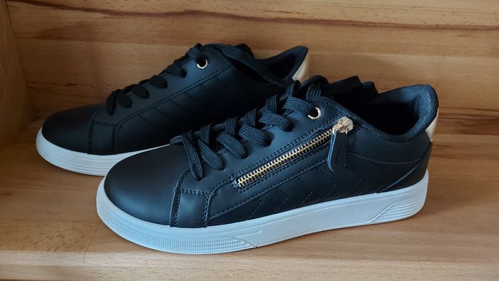 Baskets noirs et dorés P 42