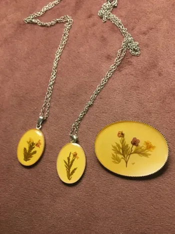 Broche et collier de fleurs de résine vintage