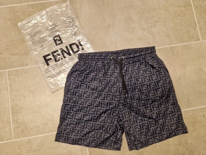 Short de bain Fendi  taille  L sur l'étiquette Mais taille plutôt M NEUF