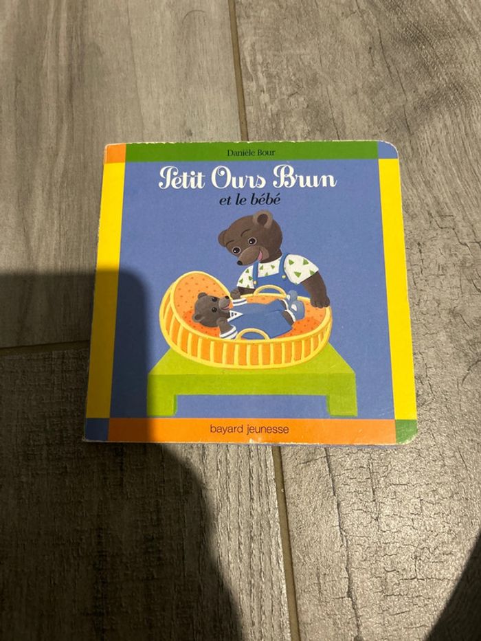 Petit ours brun et le bébé