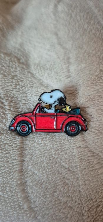 Broche ou pin's Snoopy en voiture 🚗.