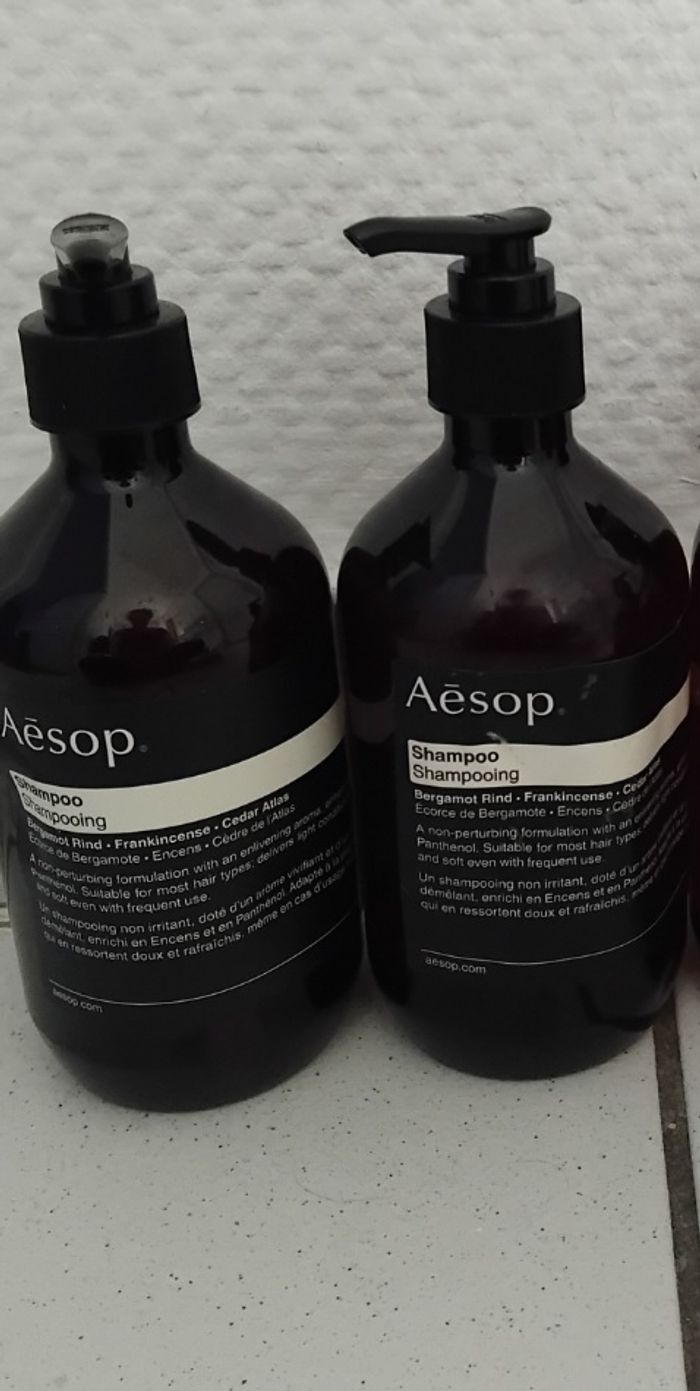 2 shampoing aesop ressurection  aux cedres de latlas étiquette et bouteille gondolé voir photo