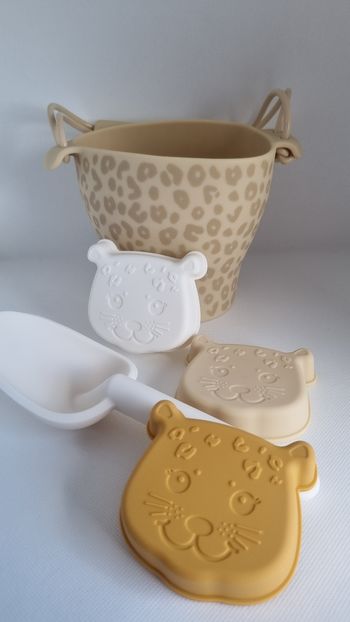 Set de plage avec seau, pelle, 3 moules en silicone Neuf