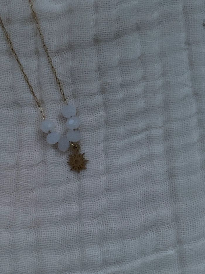 Collier doré soleil et perles blanches - photo numéro 3