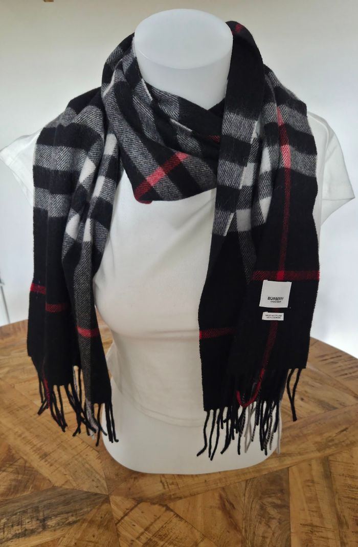 Écharpe Burberry noire Modèle Iconic Check - photo numéro 7