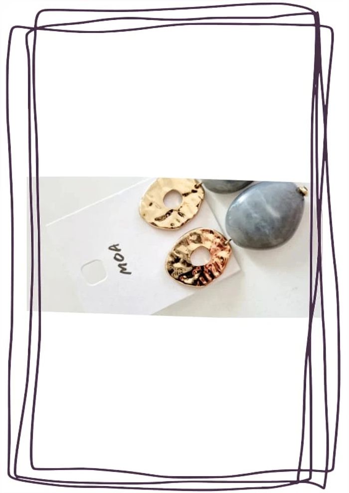 Boucles d'oreilles fantaisies dorées et pierre grise moa neuve avec étiquette - photo numéro 4