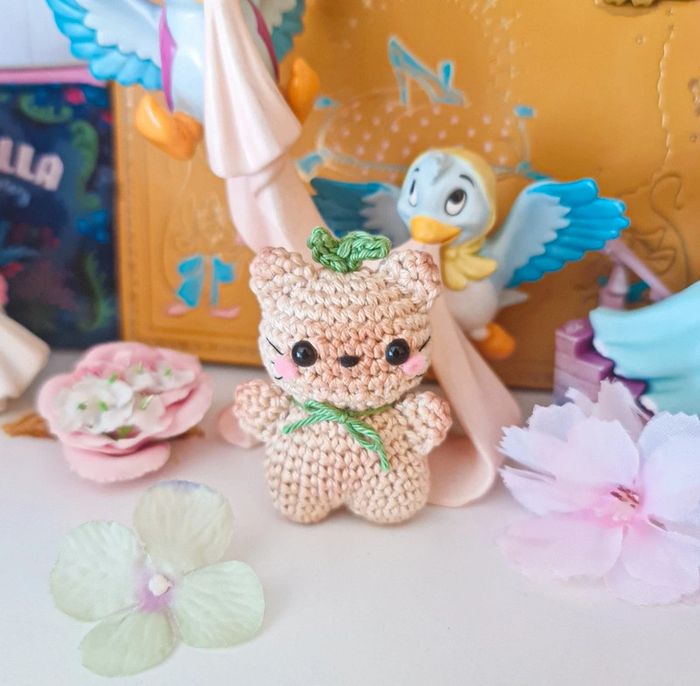 Peluche crochet chat plante amigurumi