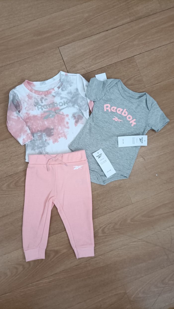 Ensemble jogging+ pull d'hiver bébé fille Reebok lot de deux ensembles  5 pièces - photo numéro 2