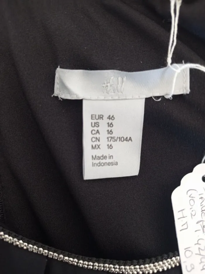 Robe noire habillée avec effet collier argenté petites boules au col H&M - photo numéro 6