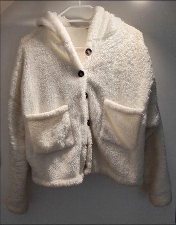 Manteau moumoute blanc à boutons et capuche