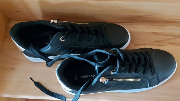 Baskets noirs et dorés P 42 - photo numéro 3