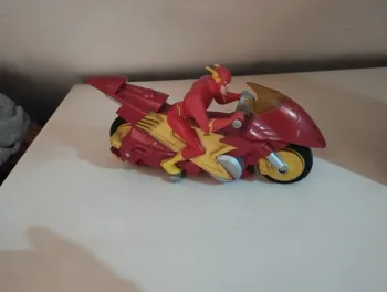 Personnage flash avec moto