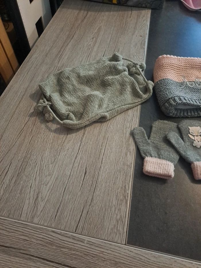 Lot bonnet tour de cou et moufles 2/3 ans