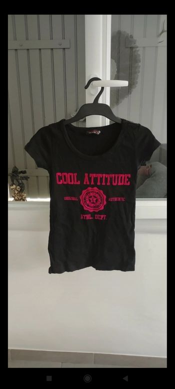 Lot de 2 Tee shirt femme avec écriture argenté et rose taille M et L très bon état peut se vendre séparément