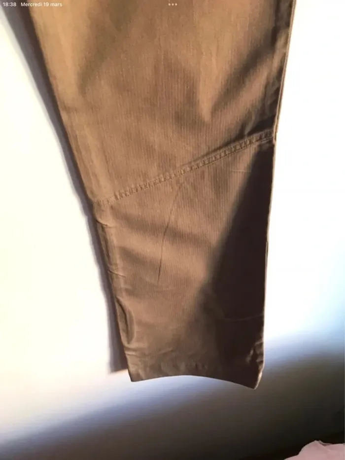 Jean kaki taupe à surpiqûres roses taille 34 - photo numéro 13