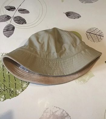 Chapeau molletonné et imperméable taille 58 beige