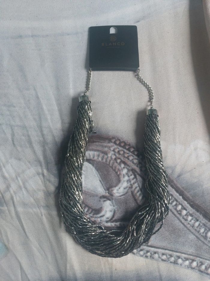 Collier gris blanco