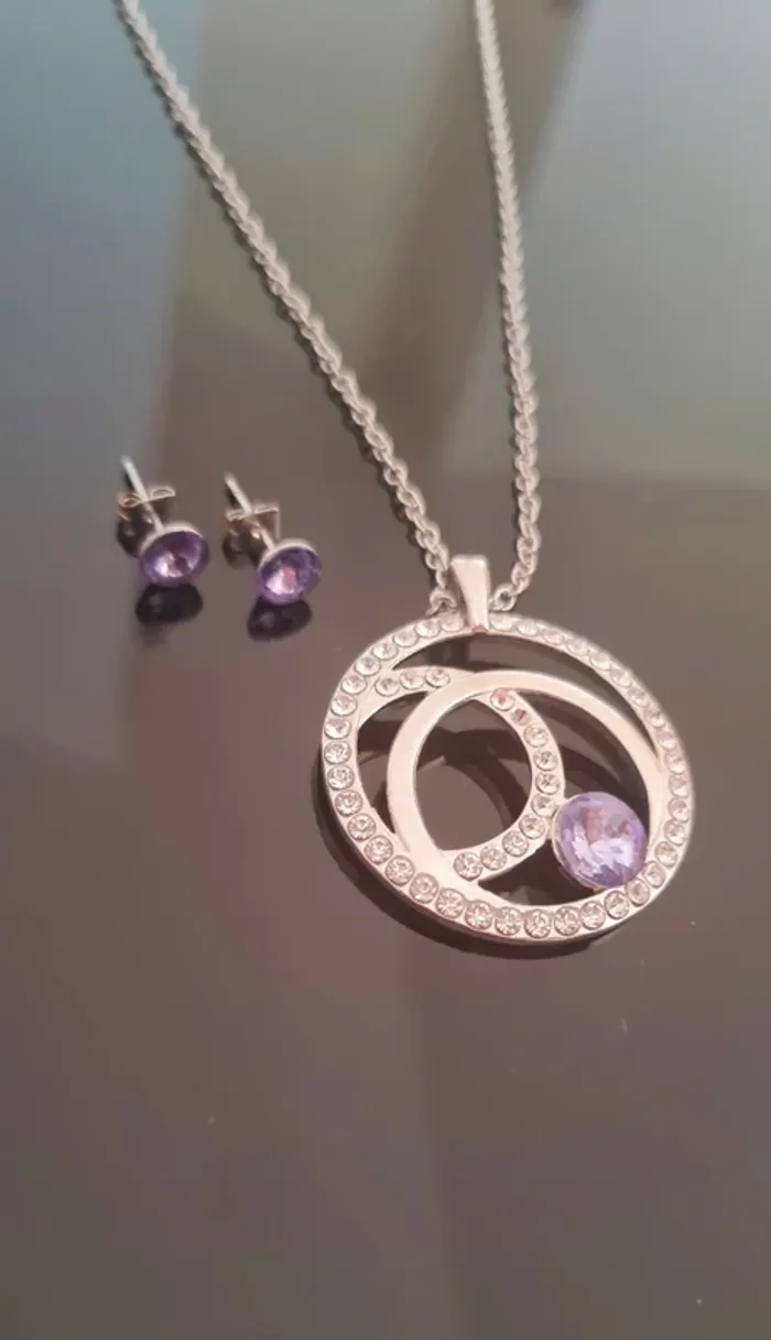 Collier + boucles d'oreilles Neuf