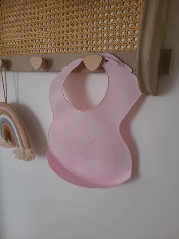 Bavoir à réservoir rigide