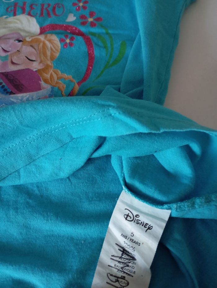 Tee-shirt, 5;ans , manches courtes, coton turquoise ,imprimé ,paillettes , Disney Reine des Neiges. Très bon état - photo numéro 8