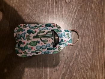 Petite pochette avec flacon vide à accrocher au sac