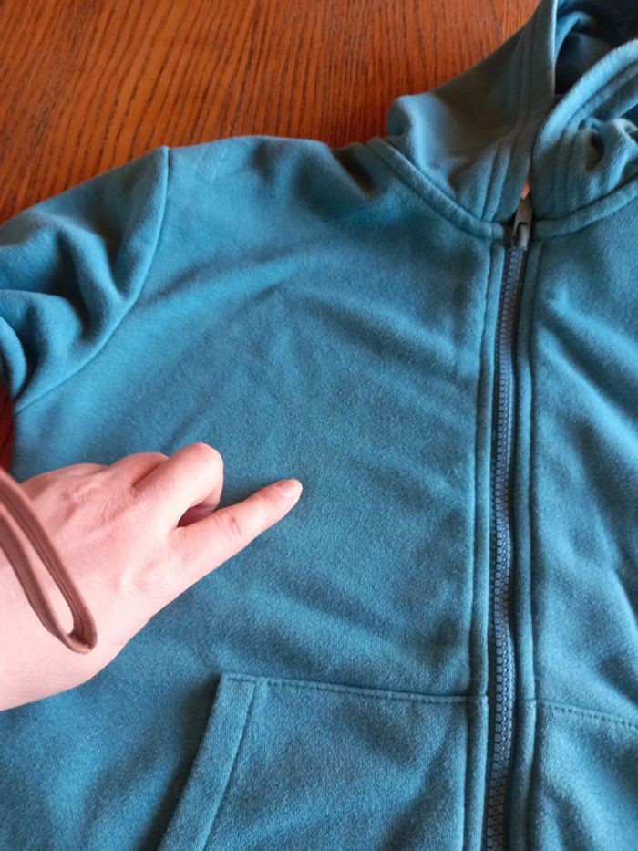 Gilet/sweat à capuche A donner - photo numéro 3