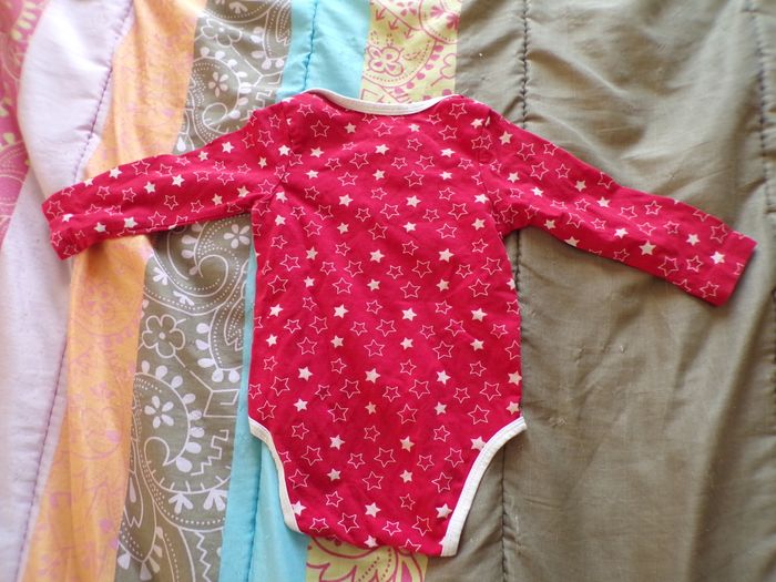 Body rouge à étoiles 9 mois - photo numéro 3