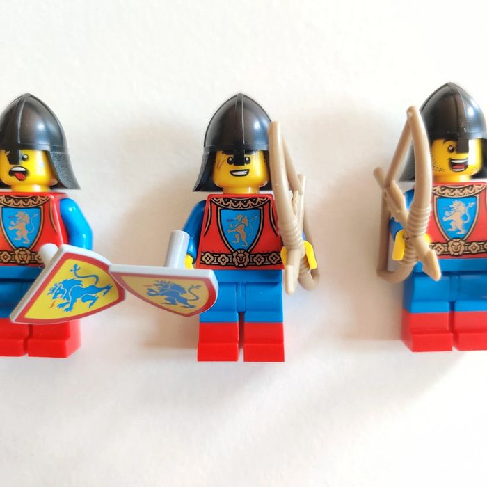 3 chevaliers médiévaux LEGO 🏹 - Excellent état 🌟 - Envoi rapide 🚚💨 - photo numéro 4