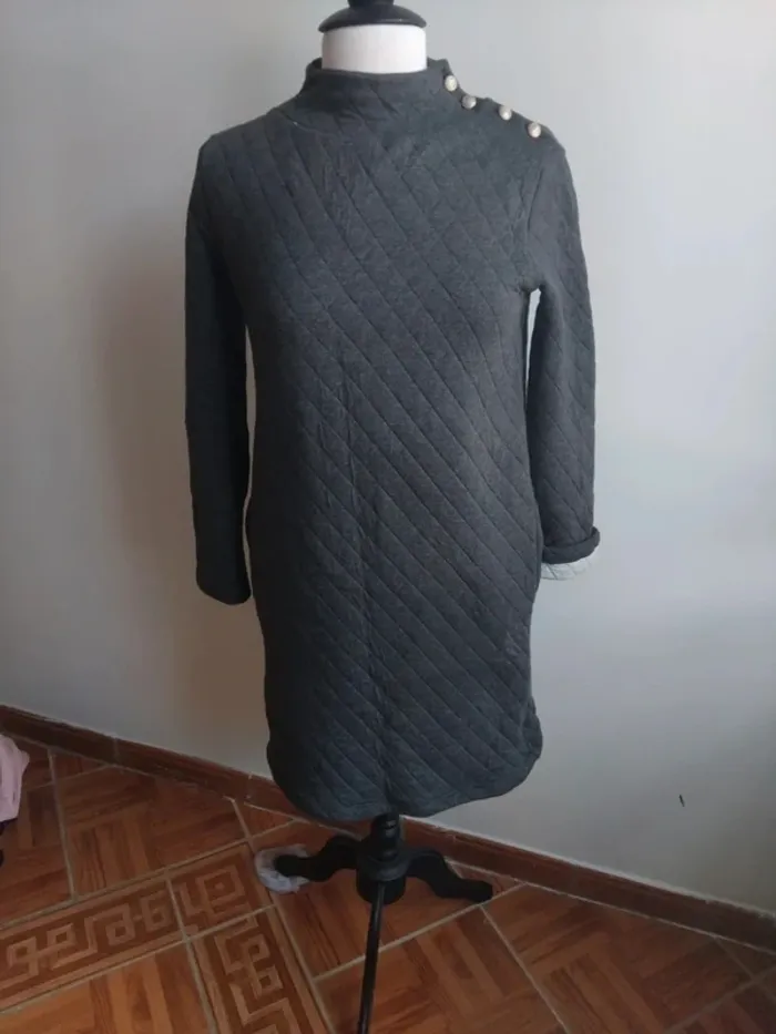 Robe molletonné Petit bateau ornée de 4 boutons métal argenté de  txs