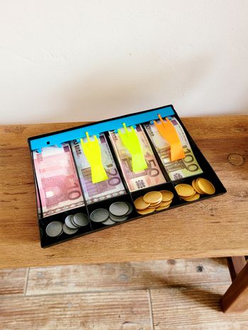 Tiroir caisse avec pièces et billets 