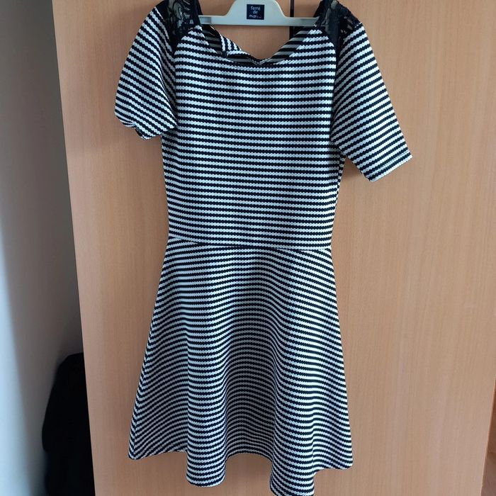 Robe rayée avec détail dentelle