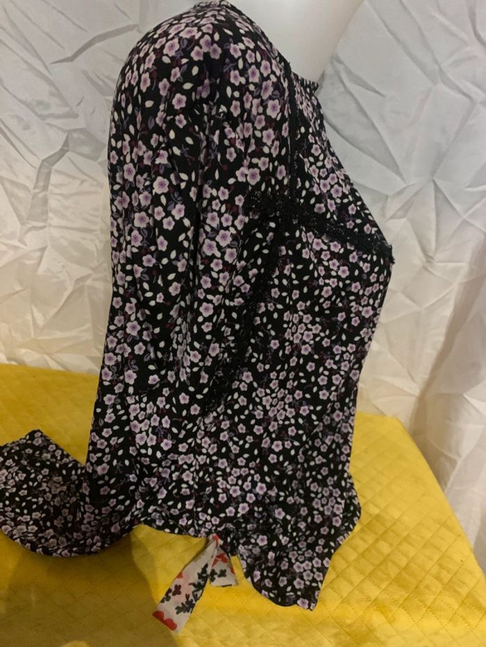 Blouse fleurie 44-46 noir fleur coule lilas - photo numéro 4