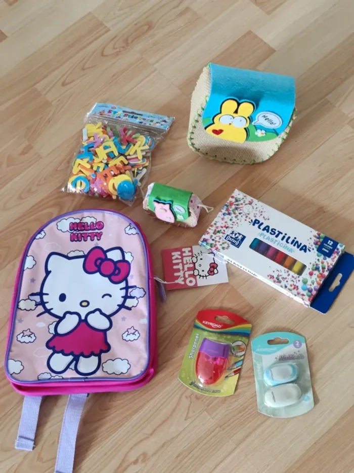 Lot accessoires enfant / fille - sac à dos, 2 sacs, gomme, taille crayon, pâte à modeler - photo numéro 2