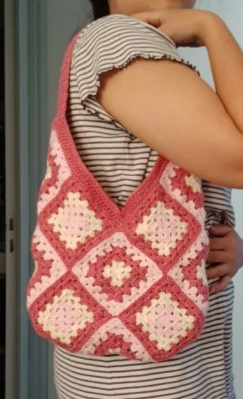 Sac granny square camaïeu de rose