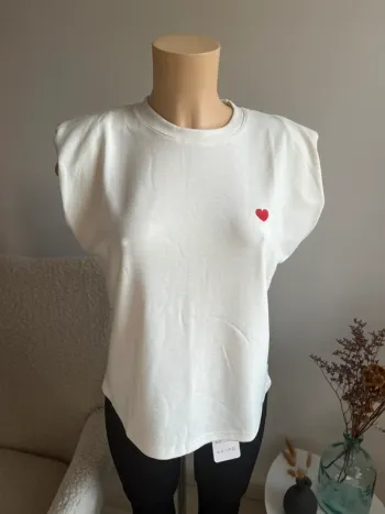 T-shirt épaulettes à cœur brodé