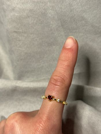 Bague en acier avec pierre en cœur couleur rubis - neuve