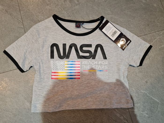 Tee shirt court noté taille 14 ans mais taille petit