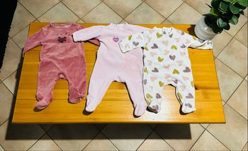 Lot de six pyjamas différentes marques