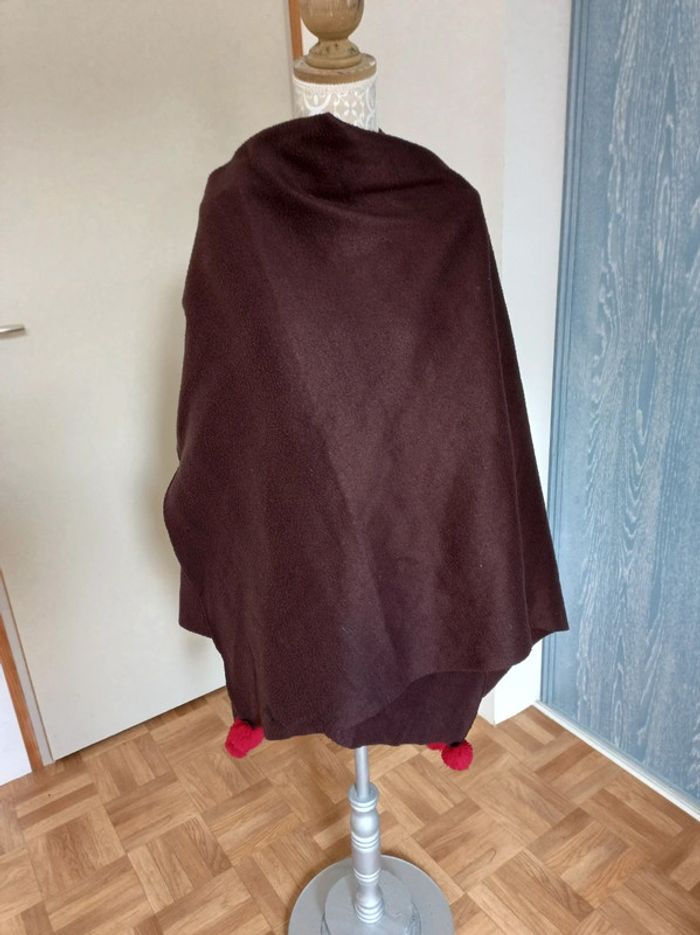 Poncho marron avec pompons rouge - photo numéro 2