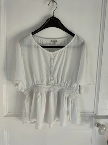 Chemisier blouse blanche manches amples ceintrée à la taille en S