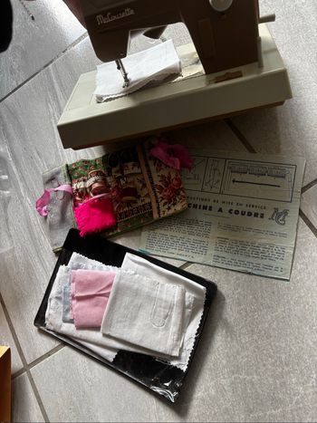 Petite machine à coudre vintage
