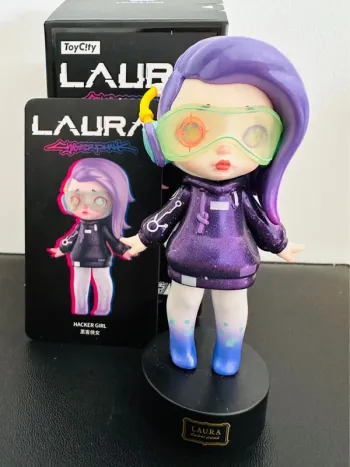 Vintage 2011 Figurine de collection Hacker Girl – Laura Cyberpunk (ToyCity)