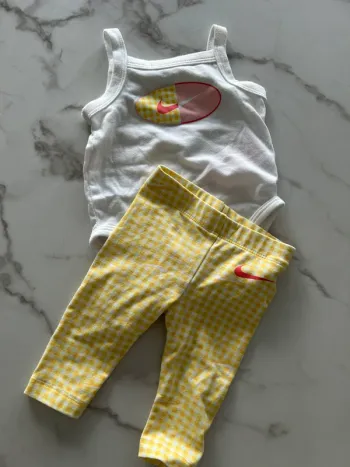 Ensemble Nike taille 3 mois